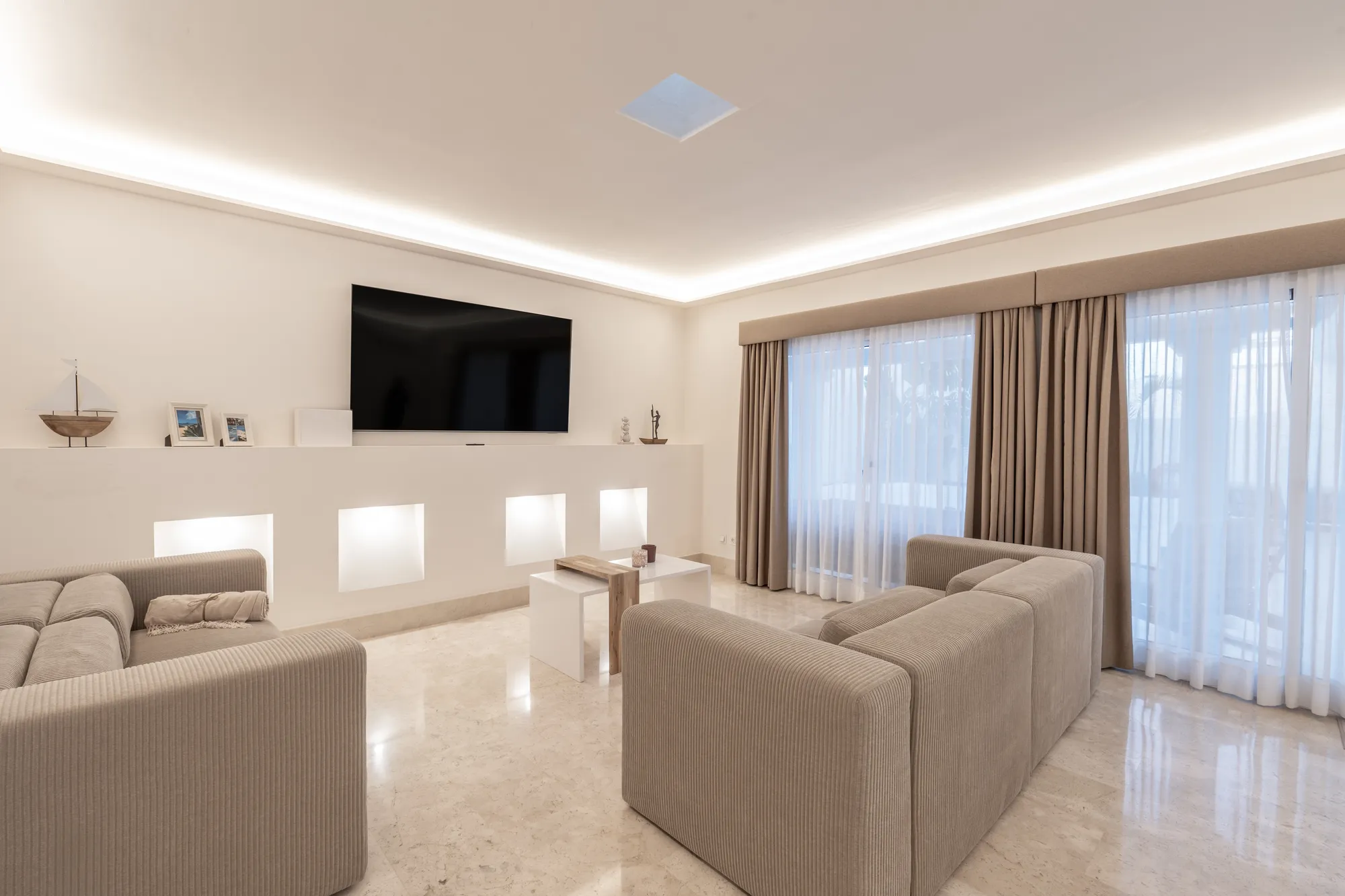 Cocina equipada con isla y campana extractora