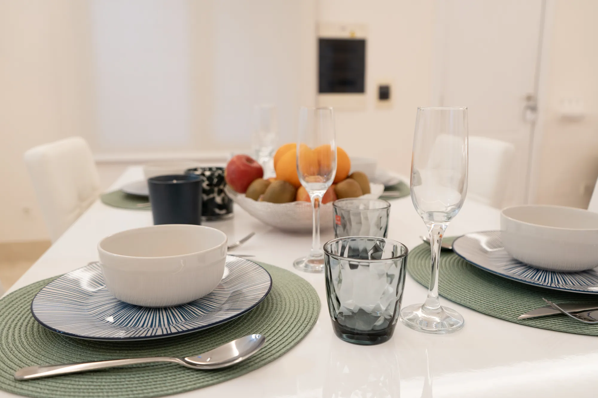 Salón principal de Villa Blue Bay con sofás y luz natural