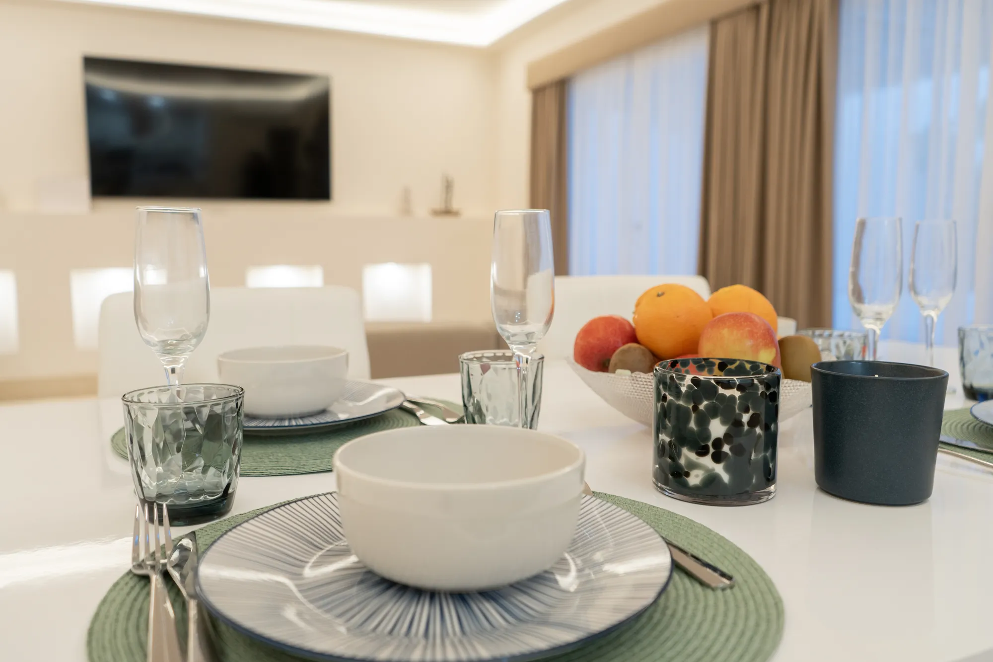 Mesa del comedor con vajilla preparada para 6 personas