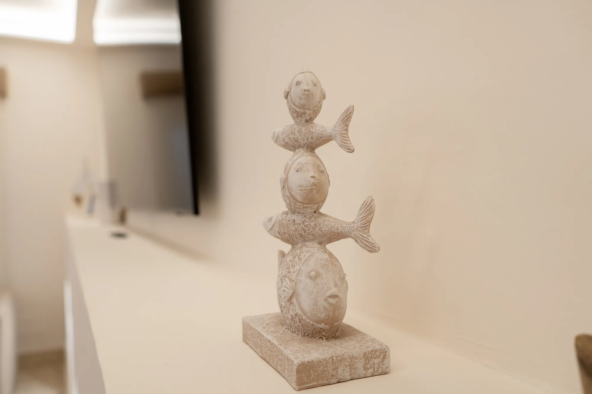 Salón con iluminación ambiental LED de techo