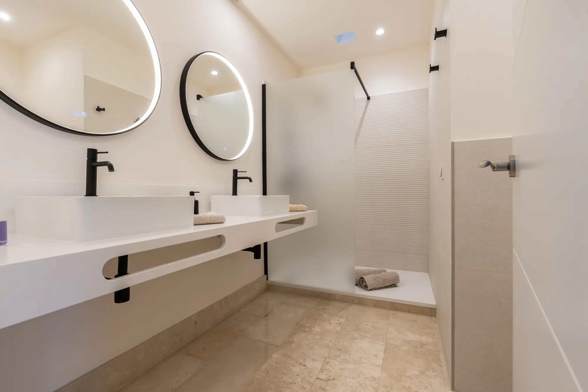 Suite principal con cama king y armario empotrado