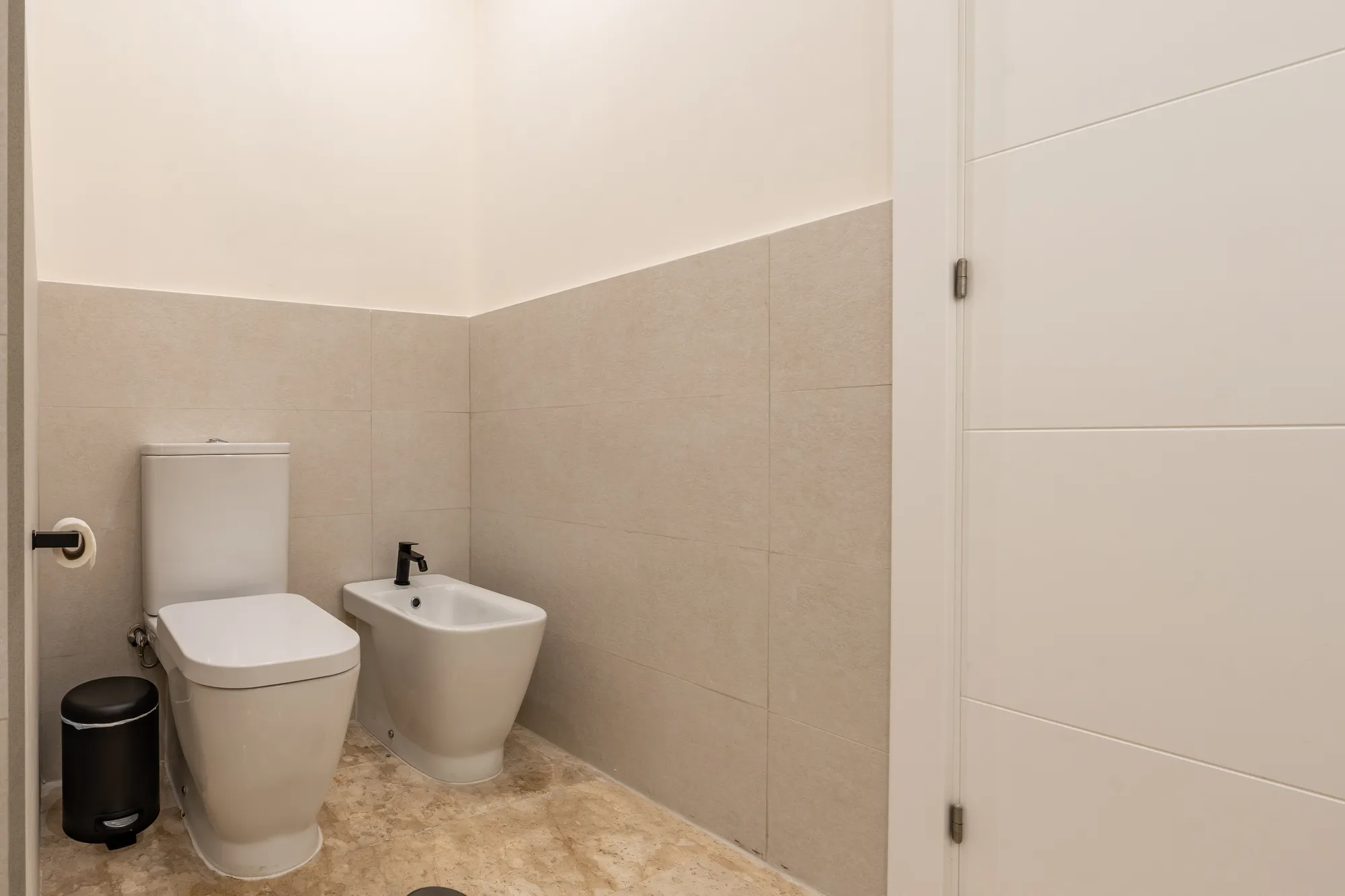 Suite principal de Villa Blue Bay con cama king y vistas a la piscina