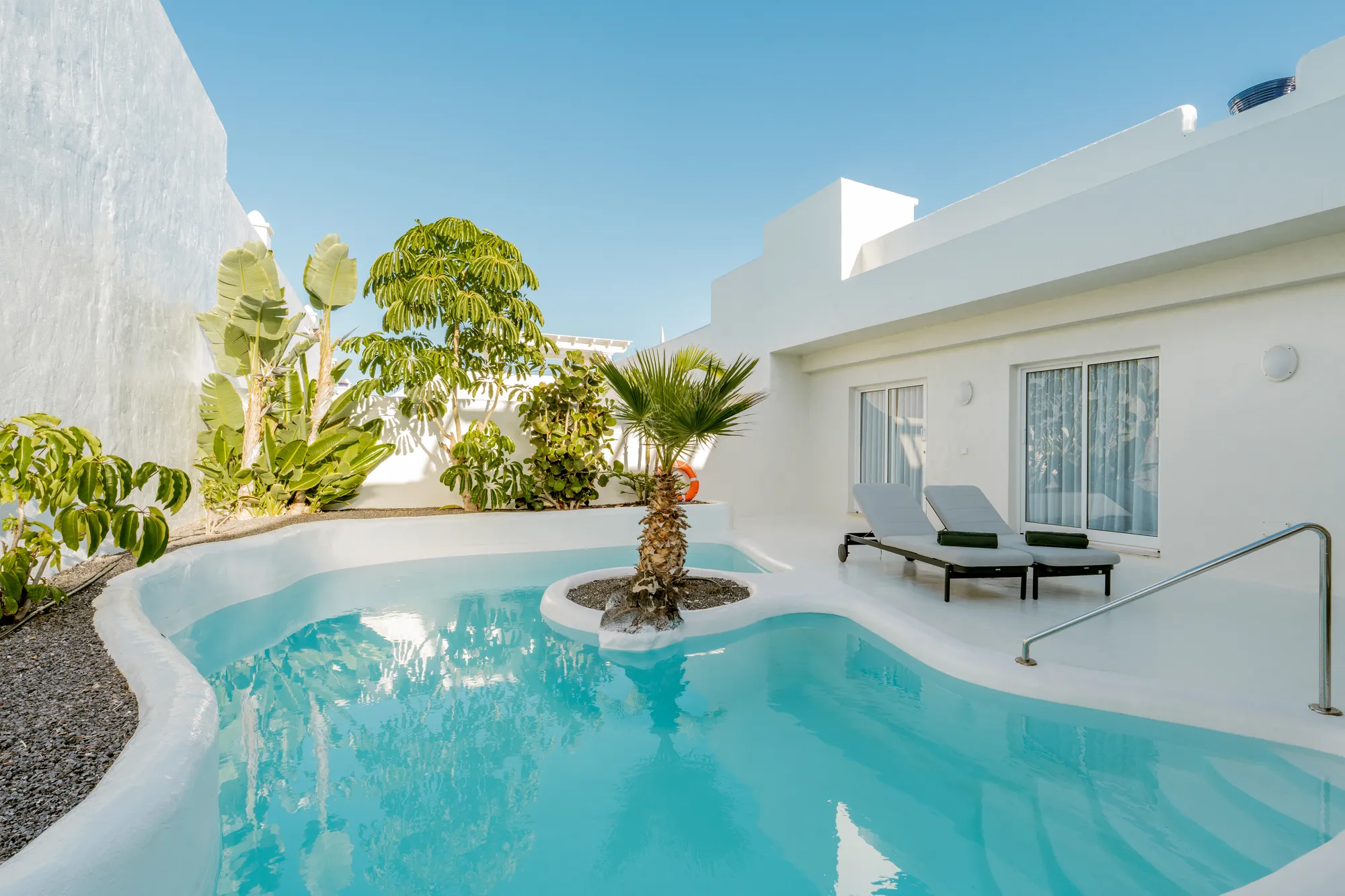 Piscina privada climatizada con zona de relax