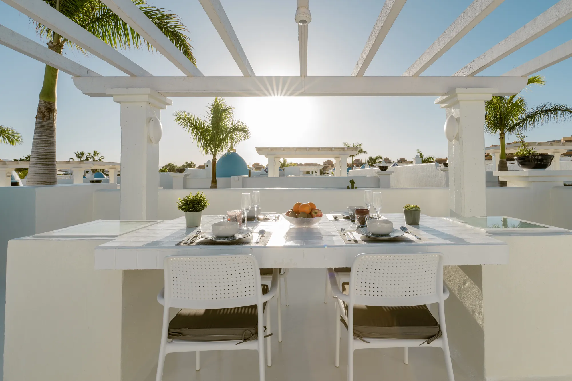 Comedor exterior en la azotea con sol de Fuerteventura